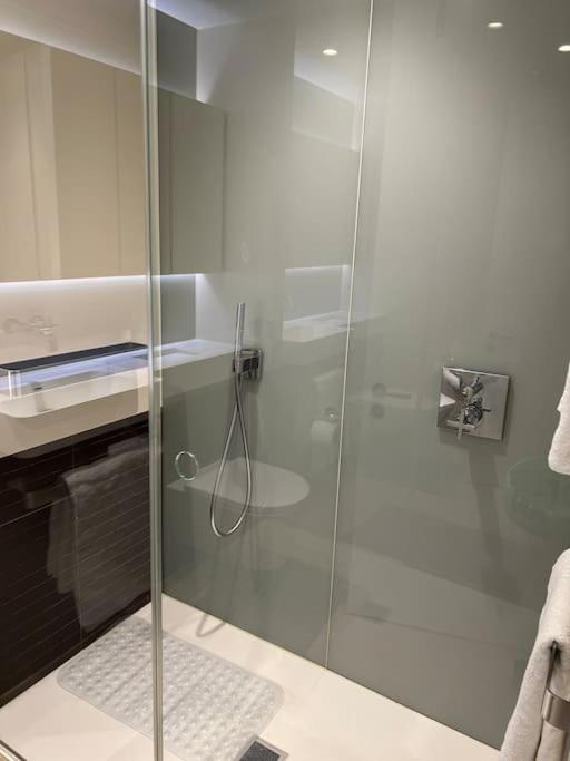 Appartamento Modern 2 Bed Flat At Battersea Londra Esterno foto