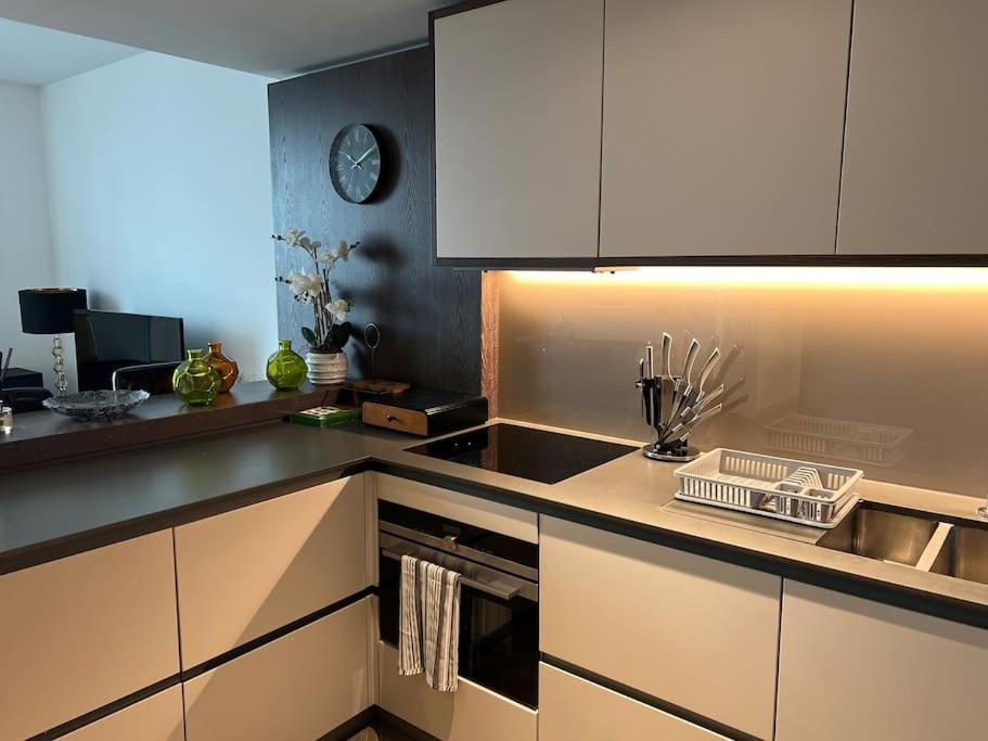 Appartamento Modern 2 Bed Flat At Battersea Londra Esterno foto